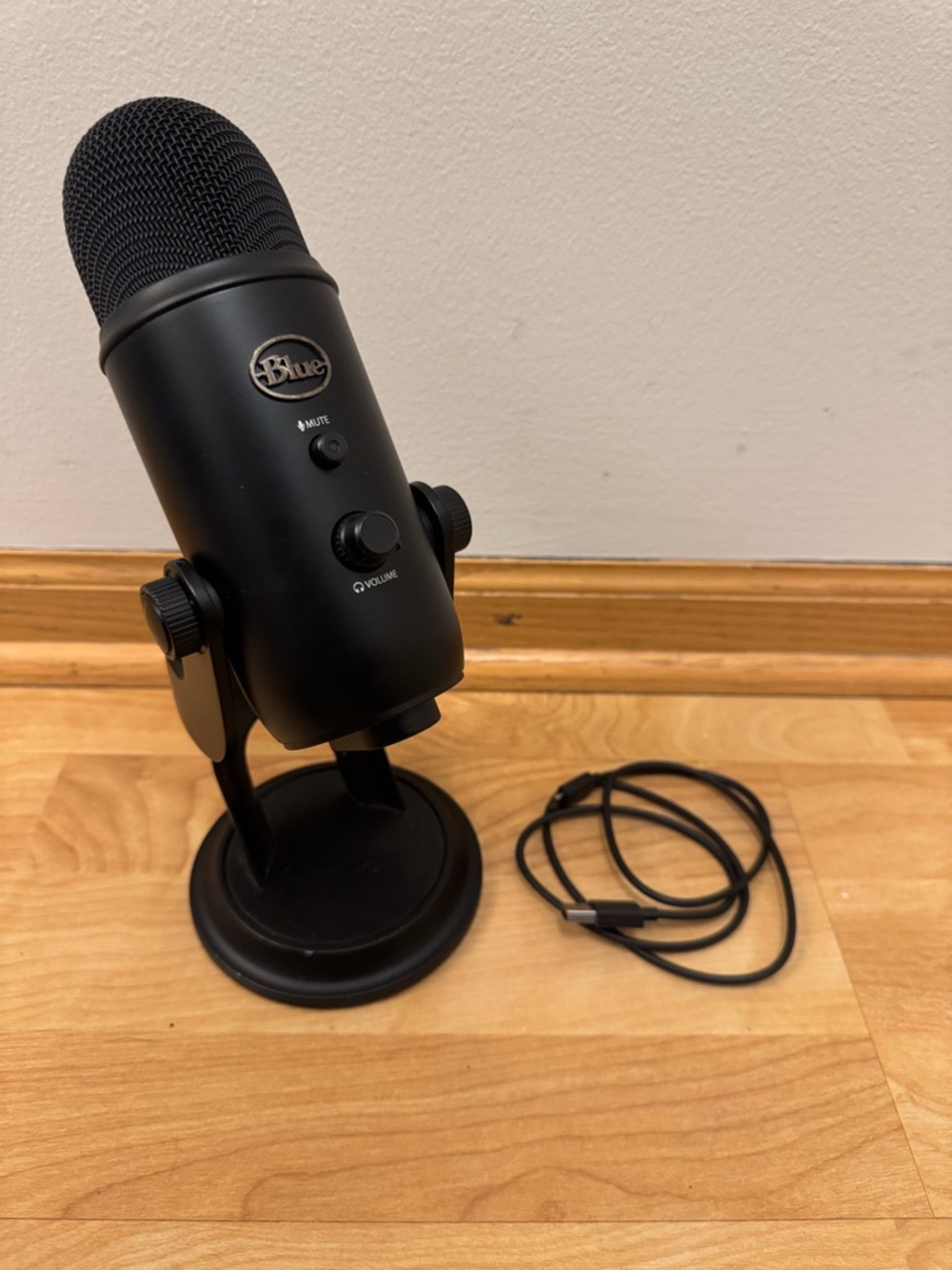 Blue Microphones Yeti USB Microphone in the Blackout finish